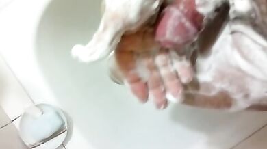 Si insapona il cazzo e si sega