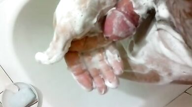 Si insapona il cazzo e si sega