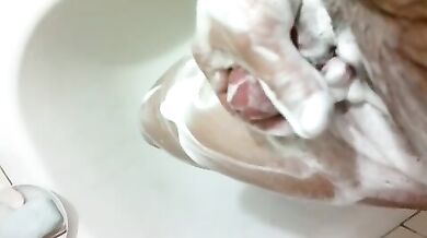 Si insapona il cazzo e si sega