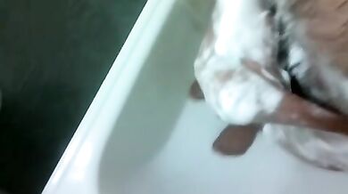 Si insapona il cazzo e si sega