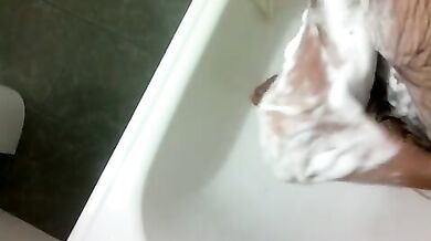 Si insapona il cazzo e si sega