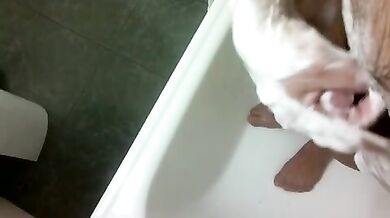 Si insapona il cazzo e si sega