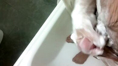 Si insapona il cazzo e si sega