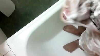 Si insapona il cazzo e si sega