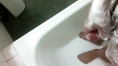 Si insapona il cazzo e si sega