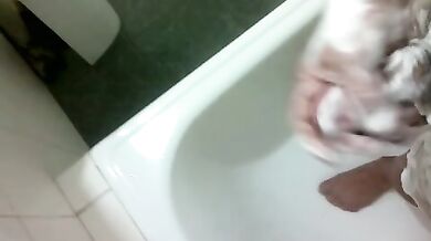 Si insapona il cazzo e si sega