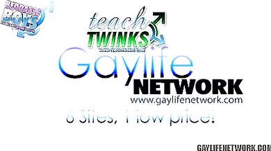 Studente gay biondo fa sesso in aula con un compagno