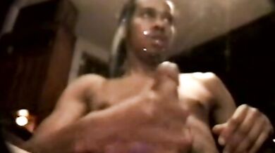 Ragazzo nero sborra in un bicchiere