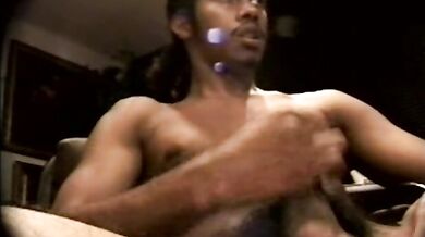 Ragazzo nero sborra in un bicchiere