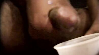 Ragazzo nero sborra in un bicchiere