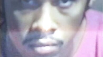 Ragazzo nero sborra in un bicchiere