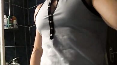 Giovane body builder esibizionista