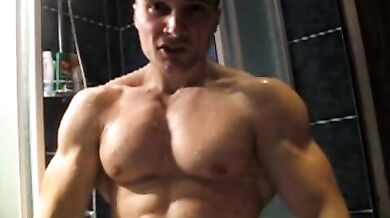 Giovane body builder esibizionista