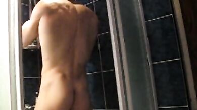 Giovane body builder esibizionista