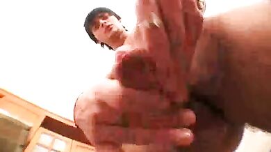 Si ficca una banana in culo