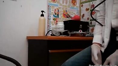 Dottore asiatico gay visita il culo a twink voglioso