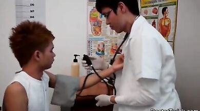 Dottore asiatico gay visita il culo a twink voglioso