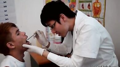 Dottore asiatico gay visita il culo a twink voglioso