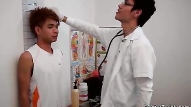 Dottore asiatico gay visita il culo a twink voglioso
