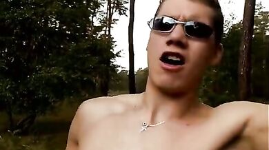 Trio porno gay sotto gli alberi