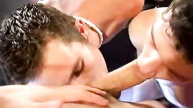 Trio di giovani eccitati maschi gay