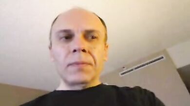 Sessantenne ci offre in visione il suo pisello gay