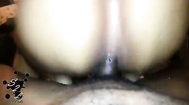 Si siede sul cazzo del suo compagno