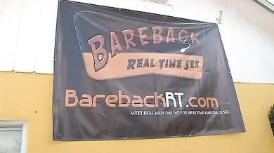 Si scopa un gay in camera d'hotel