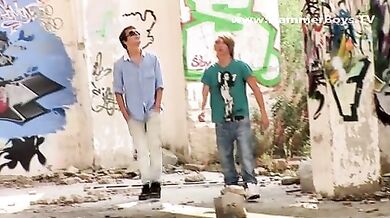 Giovani e carini si segano all'aperto