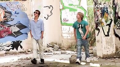 Giovani e carini si segano all'aperto