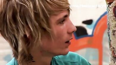 Giovani e carini si segano all'aperto