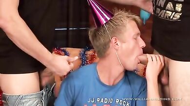 Piccola orgia tra gay giovanissimi