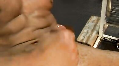 Giovani gay brasiliani si sborrano sulla pancia