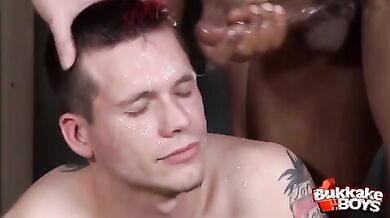 Bel ragazzo succhia cazzi in orgia