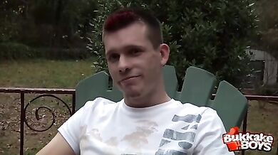 Bel ragazzo succhia cazzi in orgia