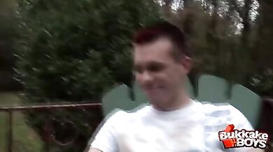 Bel ragazzo succhia cazzi in orgia