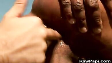 Gay brasiliano inculato in riva al mare