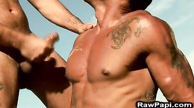 Gay brasiliano inculato in riva al mare