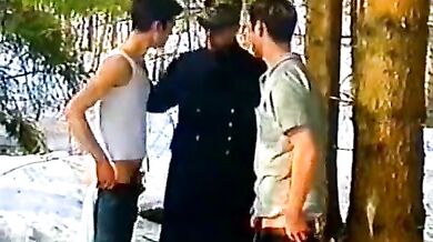 Guardia forestale scopa due giovani