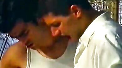 Guardia forestale scopa due giovani