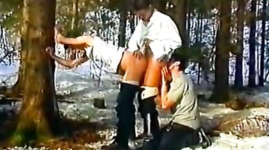 Guardia forestale scopa due giovani