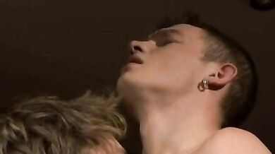 Giovane gay dolce scopato in culo sul sofà