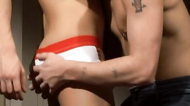 Giovane gay dolce scopato in culo sul sofà