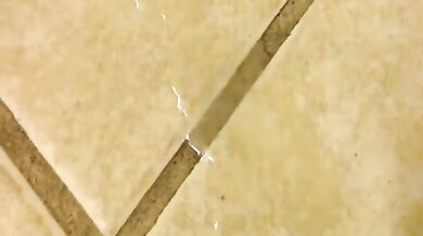 Cazzone nero che eiacula a fontana