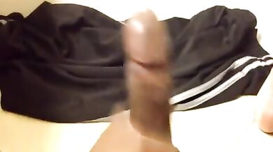 Cazzone nero che eiacula a fontana