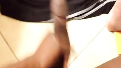 Cazzone nero che eiacula a fontana