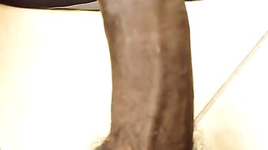 Cazzone nero che eiacula a fontana