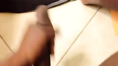 Cazzone nero che eiacula a fontana