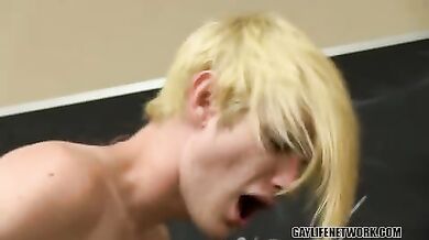 Studente omosessuale si fa scopare il culo in classe