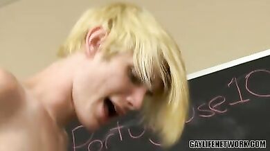 Studente omosessuale si fa scopare il culo in classe